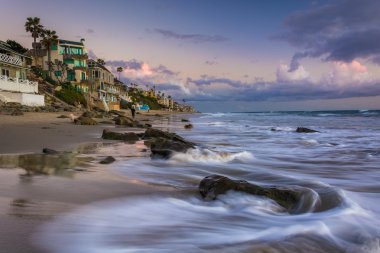 Dalgalar çökmesini kayalar ve Laguna Beach, Ca sahil evleri