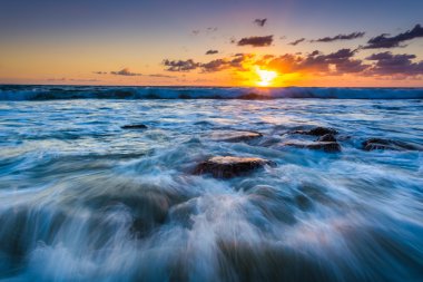Pasifik Okyanusu'nda batımında, Laguna Beach, Californi dalgalar
