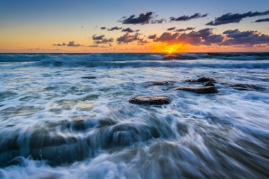 Pasifik Okyanusu'nda batımında, Laguna Beach, Californi dalgalar