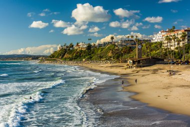 San Clemente Beach'te görünümünü ve Pasifik okyanus dalgaları