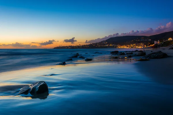 Der Hauptstrand bei Sonnenuntergang, in Laguna Beach, Kalifornien. — Stockfoto