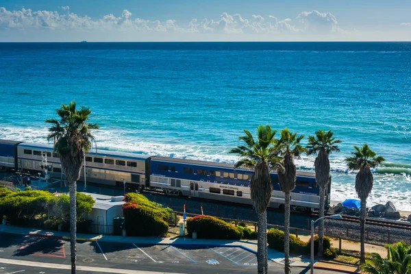 Vue d'un train sur une voie ferrée le long de la plage de San Cleme — Photo