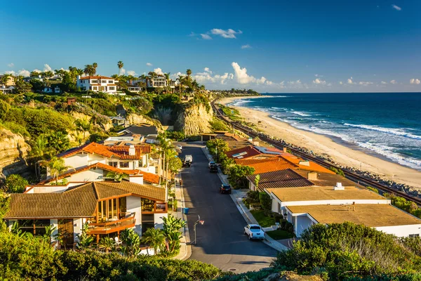 Vista das casas e do Oceano Pacífico de um penhasco em San Clement — Fotografia de Stock