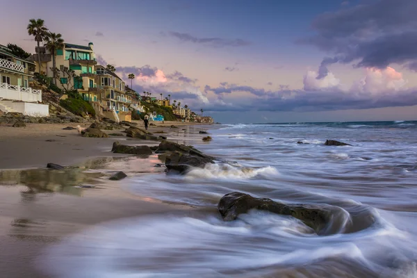 Olas chocando contra rocas y casas frente al mar en Laguna Beach, Ca — Foto de Stock