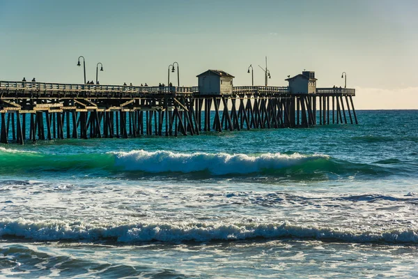 Golven in de Stille Oceaan en de visserij pier in San Clemente, — Stockfoto