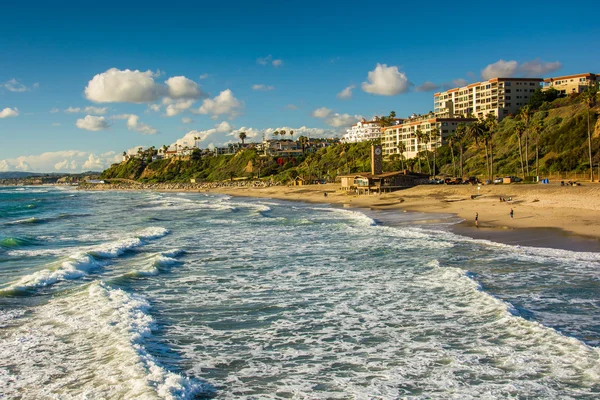 Olas en el Océano Pacífico y vista de la playa en San Clemente — Foto de Stock