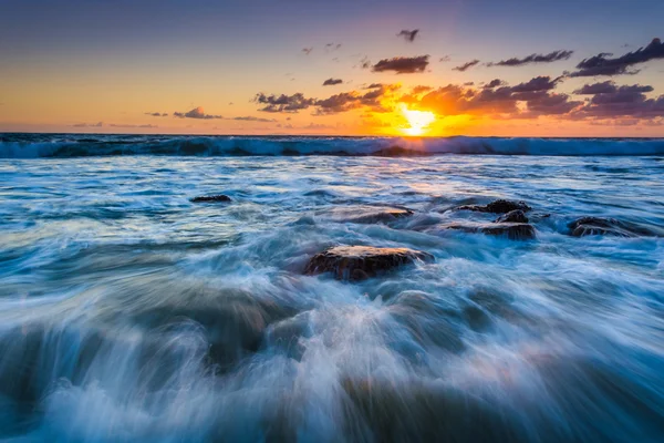 Хвилі довжиною в Тихого океану на заході сонця, Лагуна Біч, Californi — стокове фото
