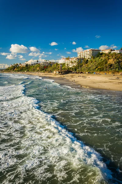 Olas en el Océano Pacífico y vista de la playa en San Clemente — Foto de Stock