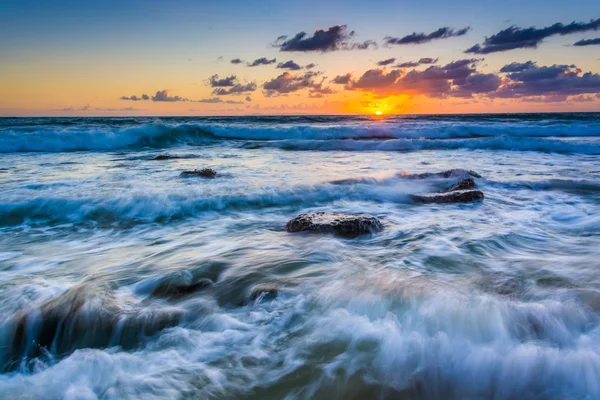 Ondas no Oceano Pacífico ao pôr do sol, em Laguna Beach, Californi — Fotografia de Stock