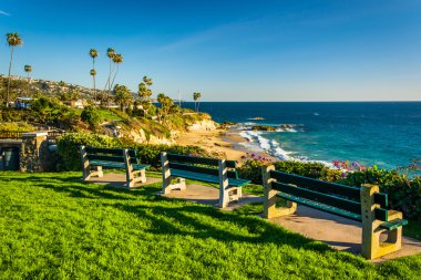 Banklar ve Heisler Park'ta Laguna Pasifik okyanus manzarası