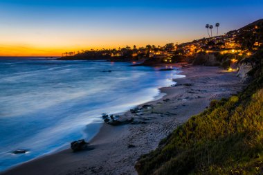 Kayalıklarla Heisler Park, Laguna Beach görünümünden sonrası günbatımı, 