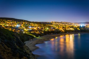 Pasifik Okyanusu ve Laguna Beach görünümünü Cresce dan gece