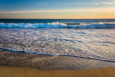 Dalgalar Pasifik Okyanusu, Laguna Beach, California gördüm.