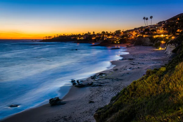 Vista después del atardecer desde los acantilados en Heisler Park, en Laguna Beach , — Foto de Stock