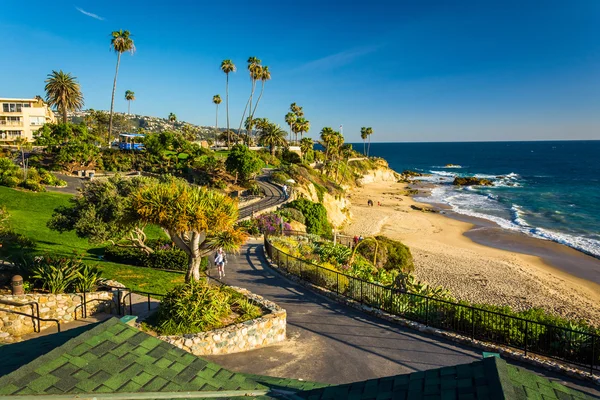 Paseo y vista del Océano Pacífico en Heisler Park, en Laguna — Foto de Stock