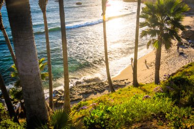 Gün batımında, Ottoman içinde Heisler Park'ta bir plaja uçurumdan aşağı görüntülemek