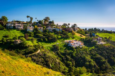 Laguna Beach, Kaliforniya'da hillside evlerin görünümünü.