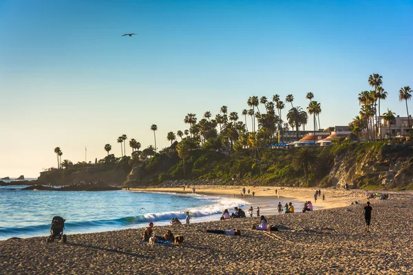 Avondlicht op Main Beach Park, in Laguna Beach, Californië. — Stockfoto