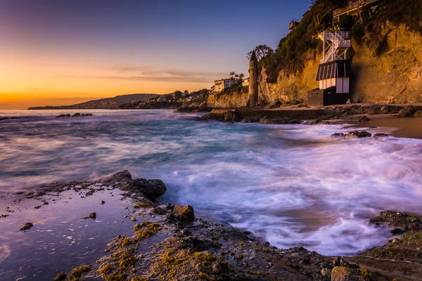 Victoria Tower y olas cayendo sobre rocas al atardecer, en Victori — Foto de Stock