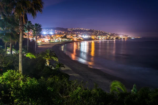 Vue de la plage de Laguna la nuit, depuis le parc Heisler à Laguna Beach — Photo
