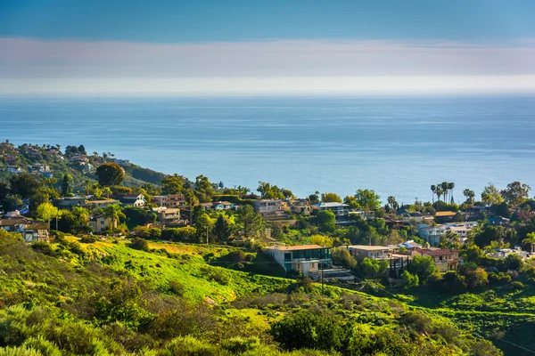 Vista de verdes colinas y casas con vistas al Océano Pacífico, en —  Fotos de Stock