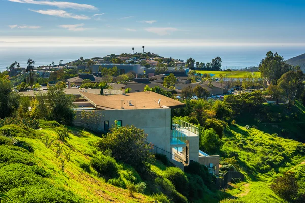 Vista de colinas verdes e casas com vista para o Oceano Pacífico, em — Fotografia de Stock