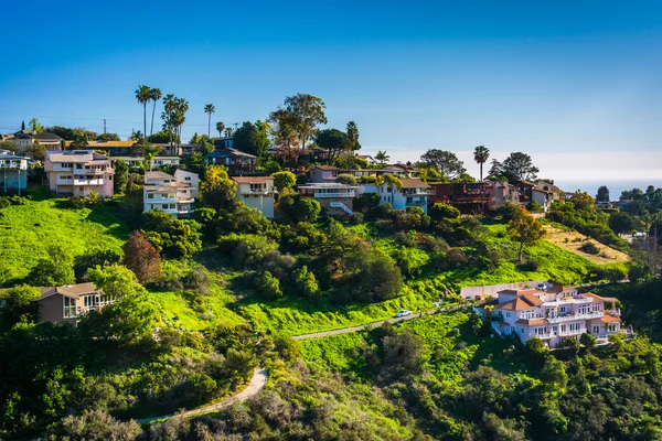 Beskåda av husen i en sluttning i Laguna Beach, Kalifornien. — Stockfoto