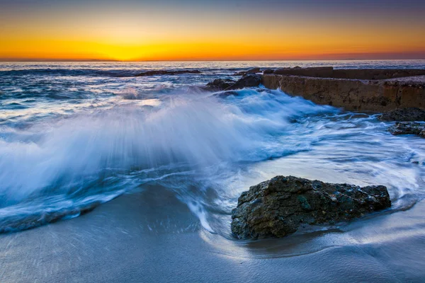 Golven op de rotsen bij zonsondergang, op Victoria Beach, Laguna Bea — Stockfoto