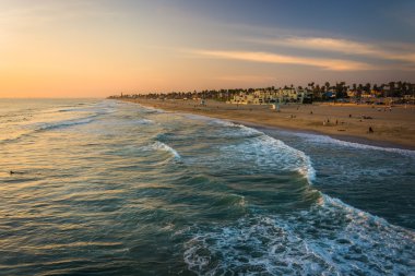 Sahilde günbatımı, Huntington Beach, California görünümünü.