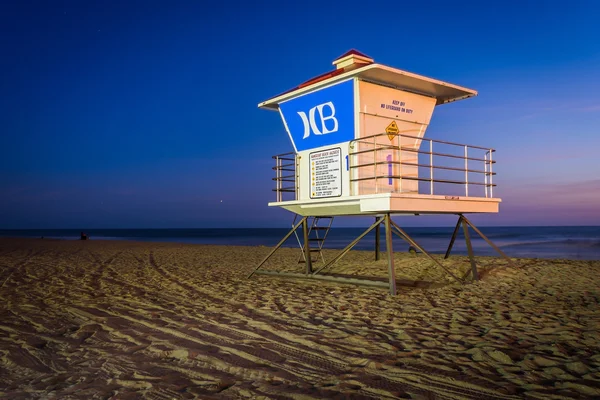 Torre de salva-vidas à noite, em Huntington Beach, Califórnia . — Fotografia de Stock