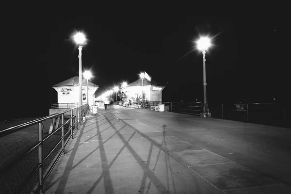 De pier bij nacht, in Huntington Beach, Californië. — Stockfoto