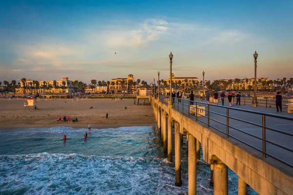 The pier and view of the beach at sunset, in Huntington Beach, C — Stock Photo, Image