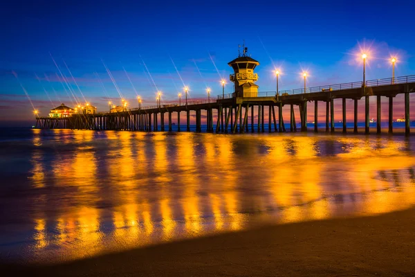 De pier bij nacht, in Huntington Beach, Californië. — Stockfoto