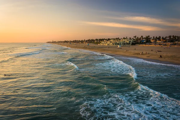 Pohled na pláž při západu slunce, v Huntington Beach, Kalifornie, USA. — Stock fotografie