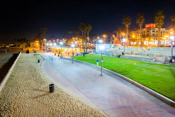 Walkway along the beach at night, in Huntington Beach, Californi — Stock Photo, Image