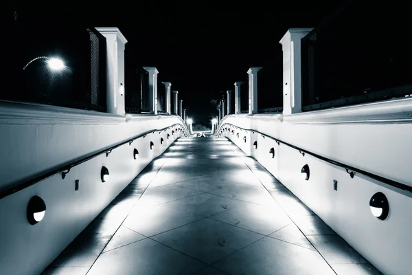 Wandelpad bij nacht, in Huntington Beach, Californië. — Stockfoto