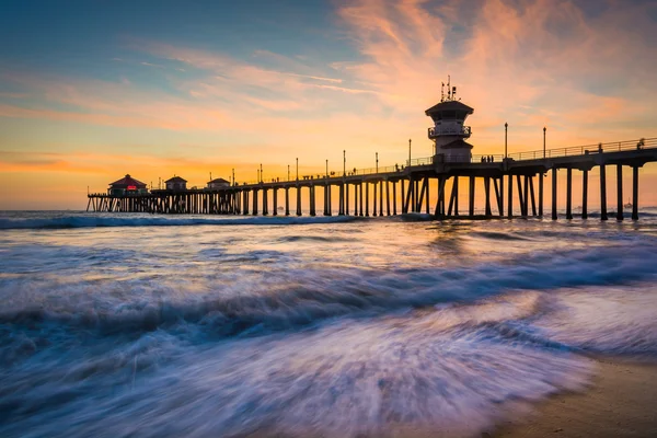 Wellen im Pazifik und der Pier bei Sonnenuntergang, in Huntington — Stockfoto