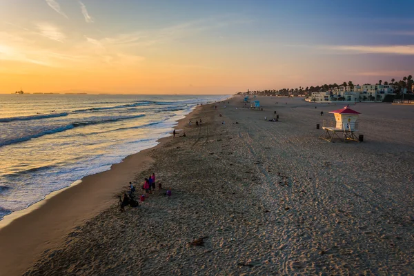 Kilátás nyílik a tengerparton napnyugtakor, Huntington Beach, Kalifornia. — Stock Fotó