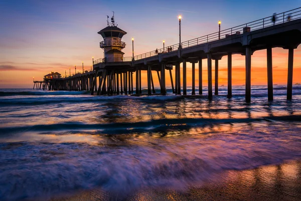 Wellen im Pazifik und der Pier bei Sonnenuntergang, in Huntington — Stockfoto