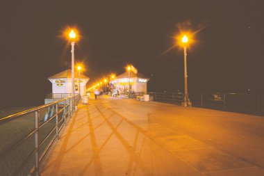 Gece, iskelede Huntington Beach, Kaliforniya.