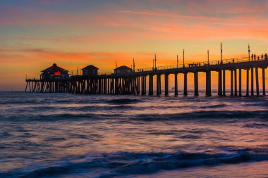 Gün batımında, iskele, Huntington Beach, Kaliforniya.