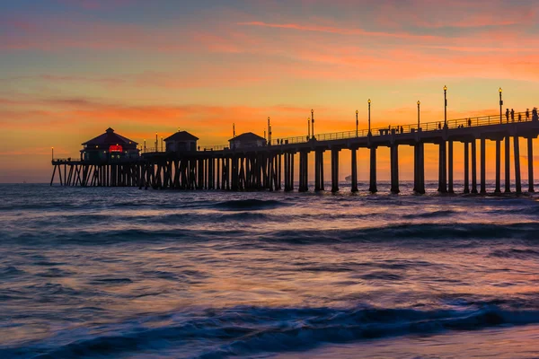 A mólón, a naplemente, Huntington Beach, Kalifornia. — Stock Fotó