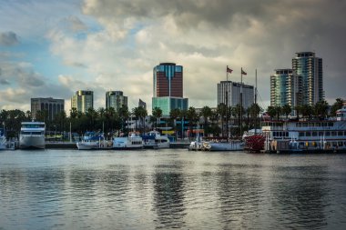 Tekneler ve Long Beach, Kaliforniya'da binaların görünümü.