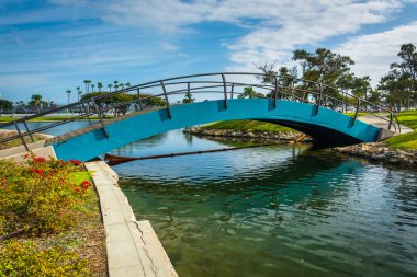 Long Beach, Kaliforniya'da gökkuşağı Lagoon Park'ta Köprüsü.