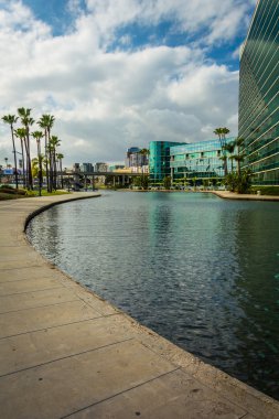 Modern bina ve gökkuşağı lagün Parkı Long Beach'te, C gölde