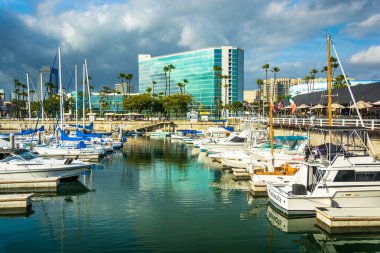Marina ve Long Beach, Kaliforniya binalarda.
