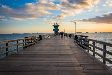 Günbatımı, iskelede Seal Beach, California.