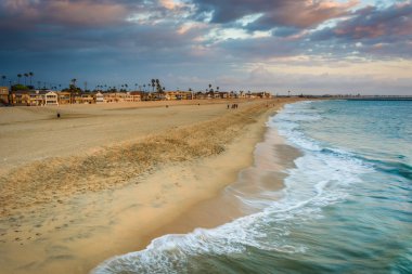 Sahilde günbatımı se görünümünü ve Pasifik okyanus dalgaları