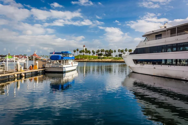 Boats and clouds reflecting in the harbor in Long Beach, Califor — Stock Photo, Image