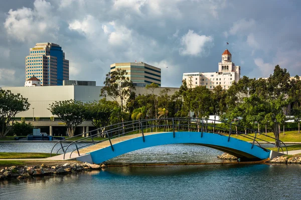 Bridge at Rainbow Lagoon Park and view of buildings in Long Beac — Stock Photo, Image